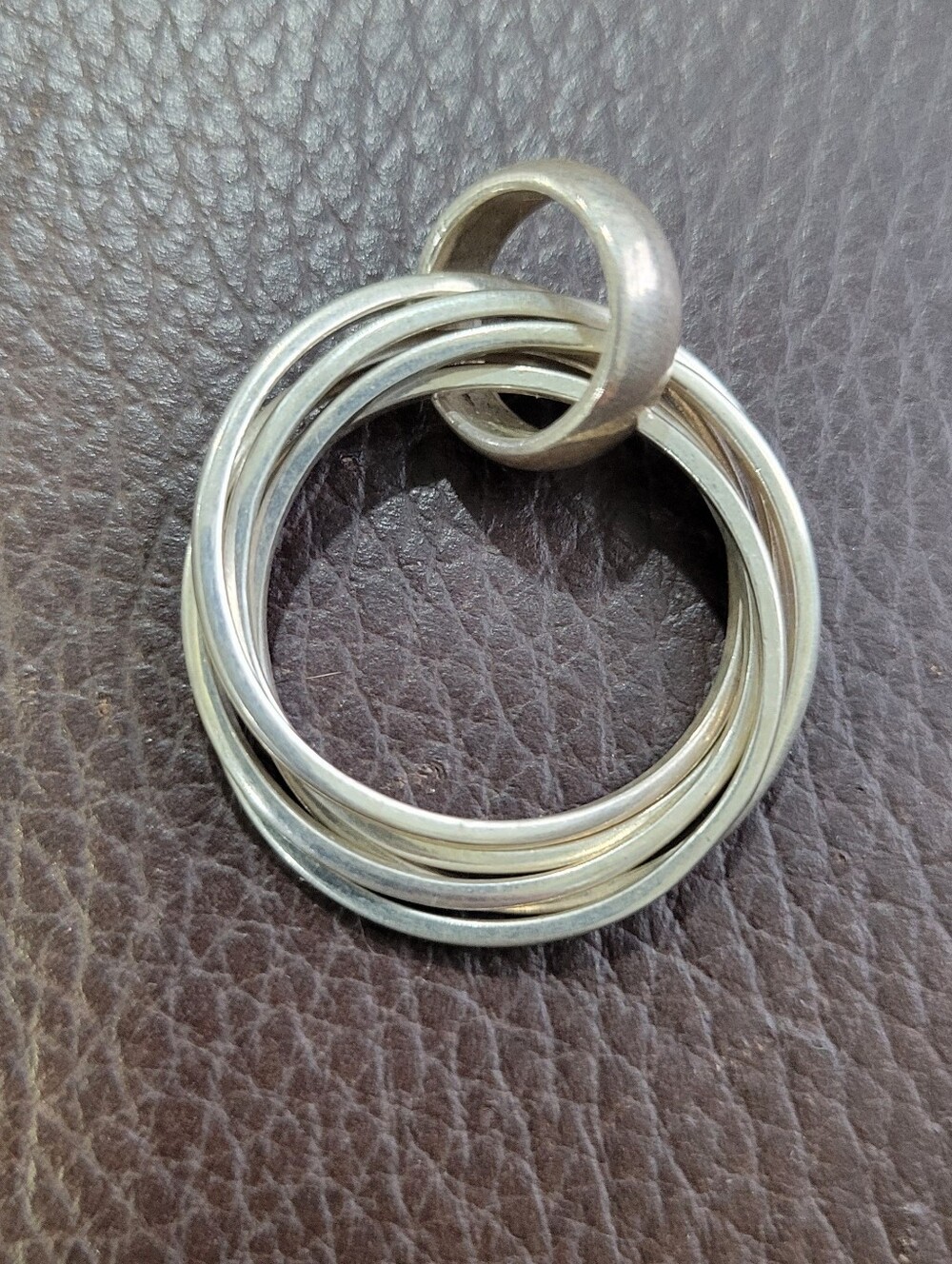 Silpada .925 Sterling Silver Five Ring Intertwined Circle Necklace Pendant